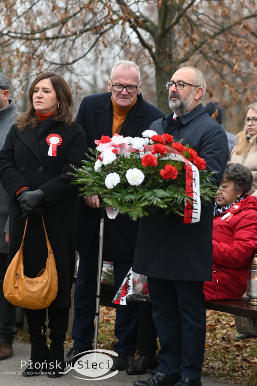 Płońszczanie pod pomnikiem Piłsudskiego