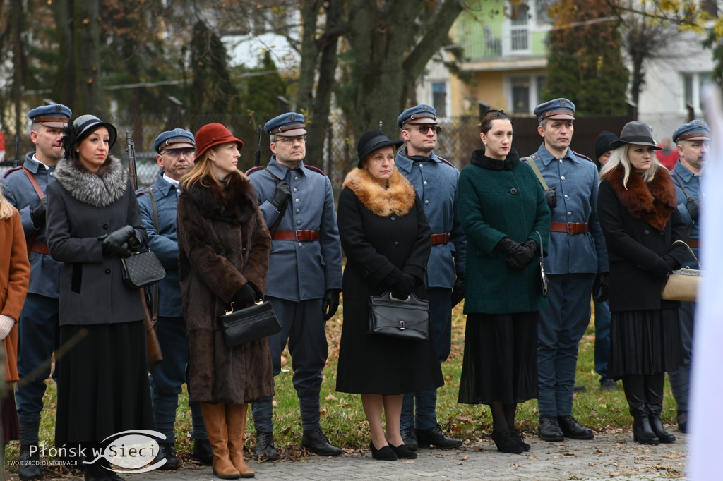 Płońszczanie pod pomnikiem Piłsudskiego