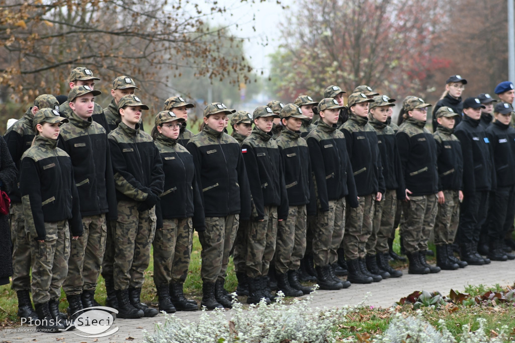 Płońszczanie pod pomnikiem Piłsudskiego