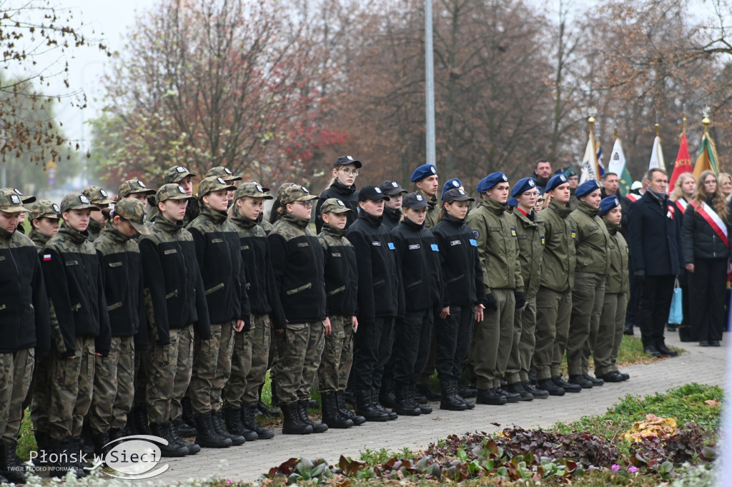 Płońszczanie pod pomnikiem Piłsudskiego