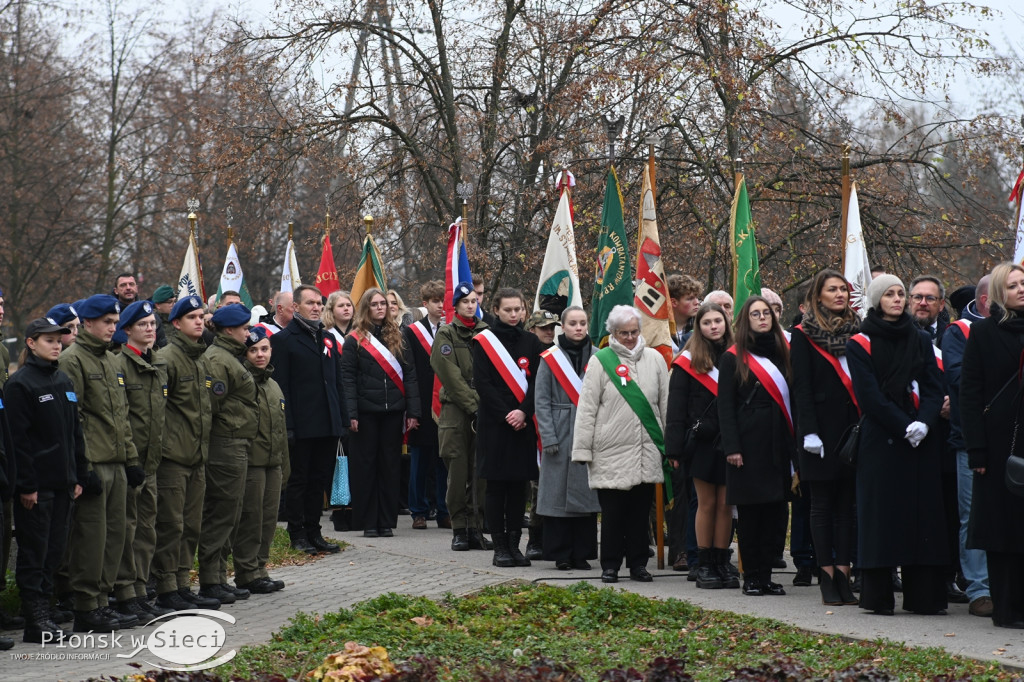 Płońszczanie pod pomnikiem Piłsudskiego