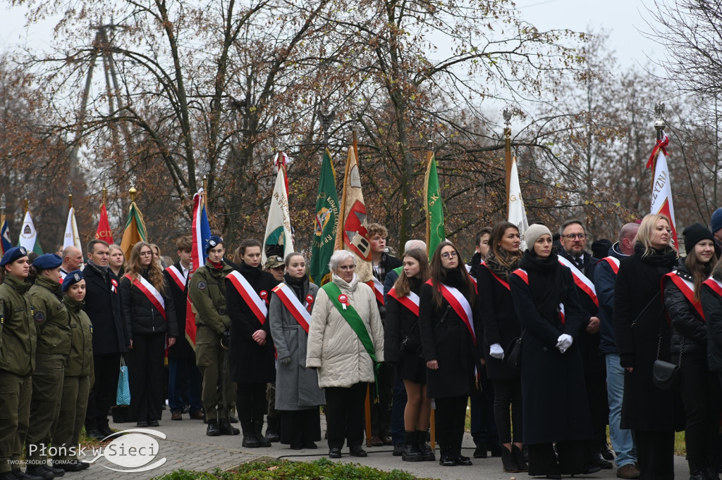 Płońszczanie pod pomnikiem Piłsudskiego