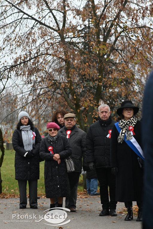 Płońszczanie pod pomnikiem Piłsudskiego