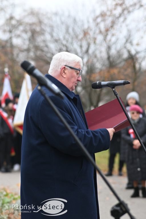 Płońszczanie pod pomnikiem Piłsudskiego