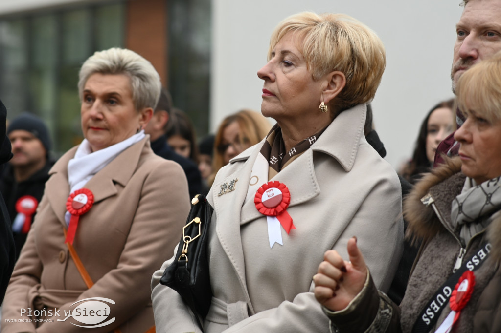 Płońszczanie pod pomnikiem Piłsudskiego