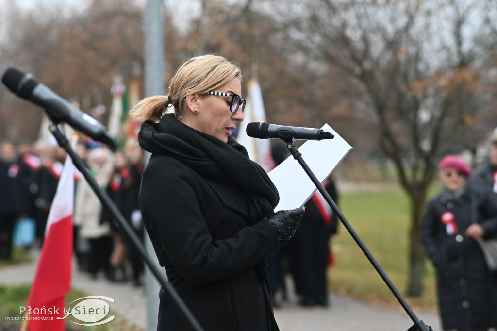 Płońszczanie pod pomnikiem Piłsudskiego