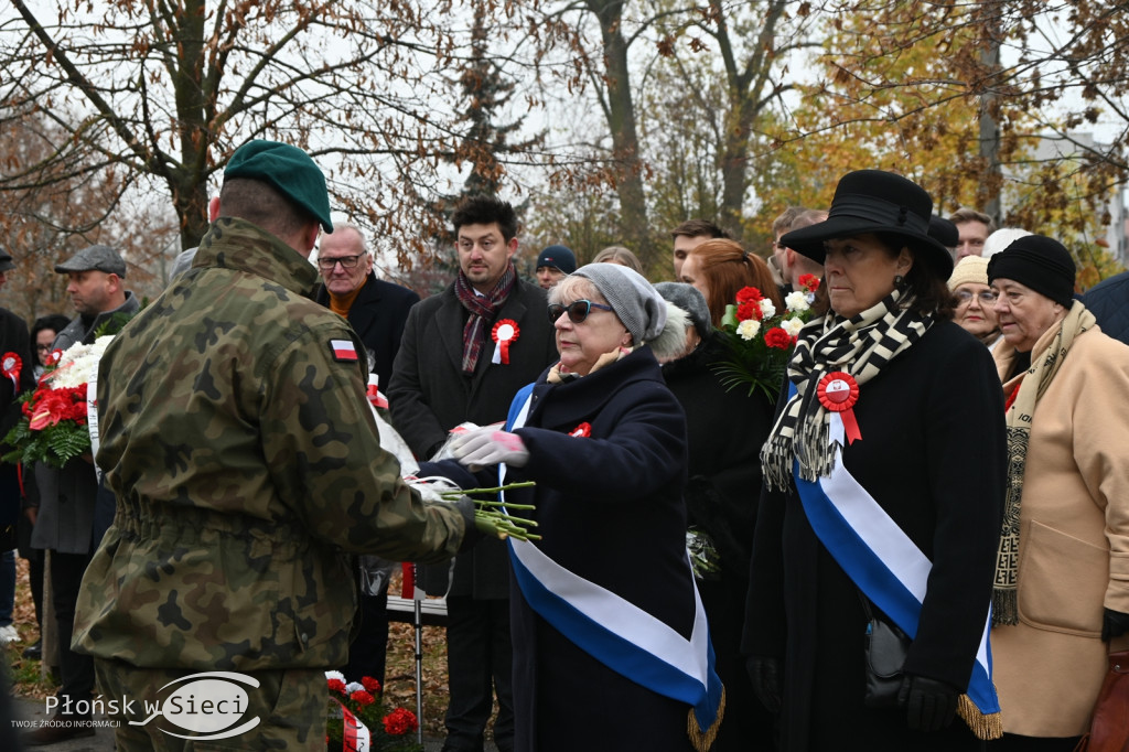 Płońszczanie pod pomnikiem Piłsudskiego