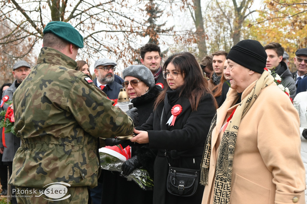 Płońszczanie pod pomnikiem Piłsudskiego