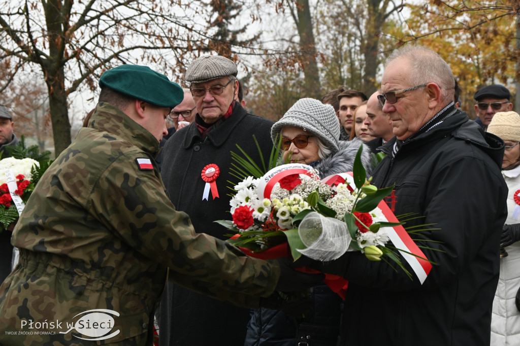 Płońszczanie pod pomnikiem Piłsudskiego