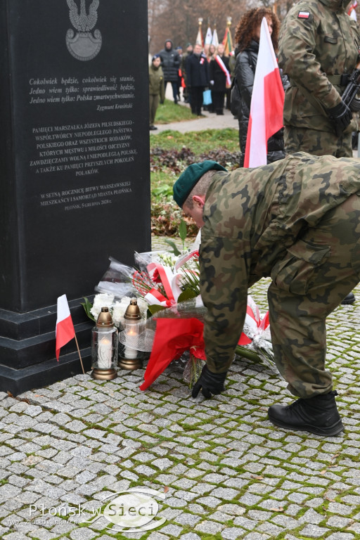 Płońszczanie pod pomnikiem Piłsudskiego