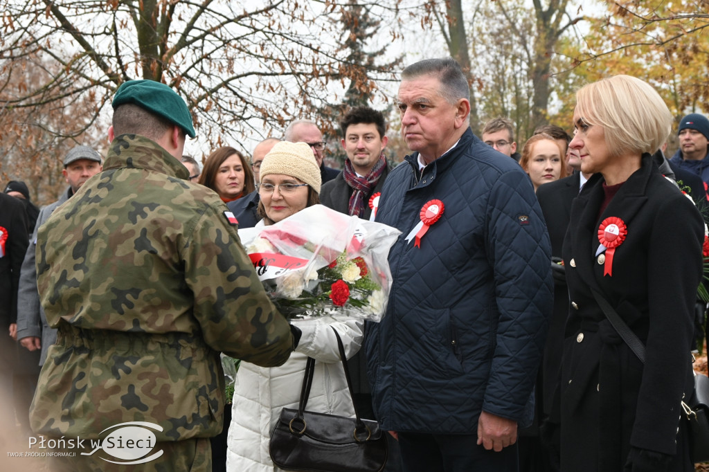 Płońszczanie pod pomnikiem Piłsudskiego