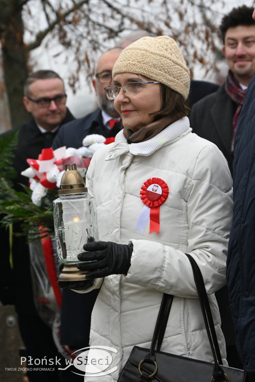 Płońszczanie pod pomnikiem Piłsudskiego