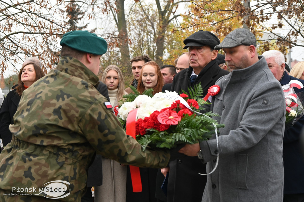 Płońszczanie pod pomnikiem Piłsudskiego