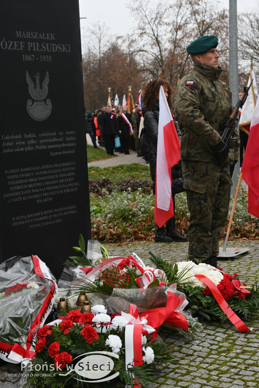 Płońszczanie pod pomnikiem Piłsudskiego