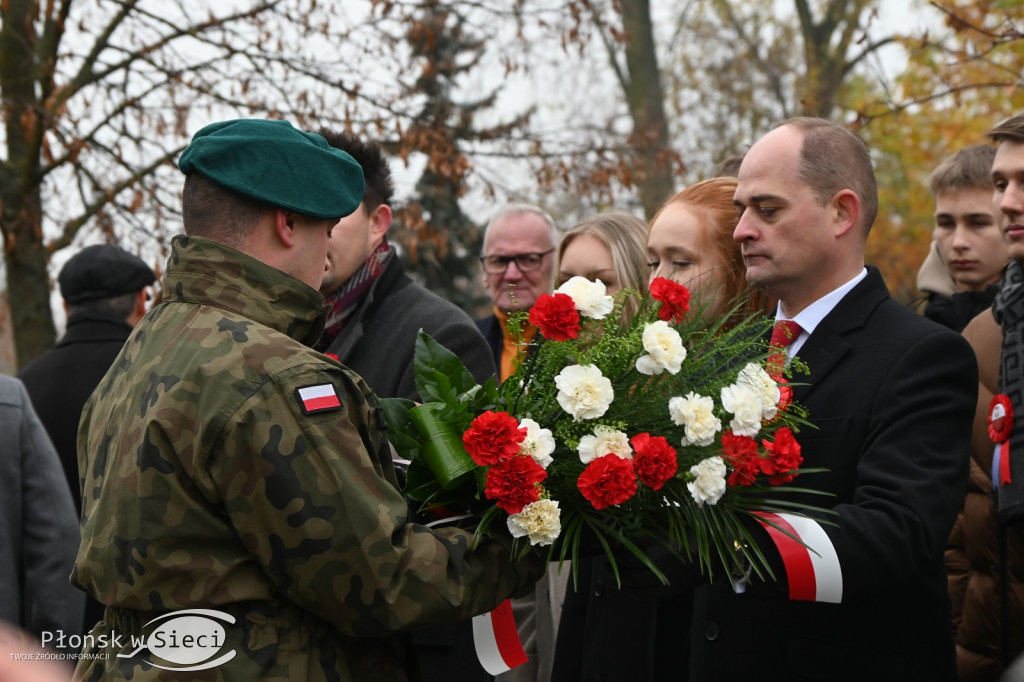 Płońszczanie pod pomnikiem Piłsudskiego