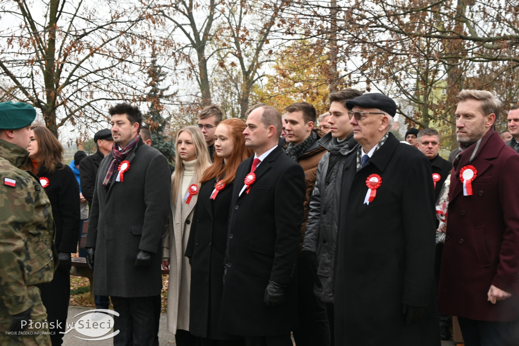 Płońszczanie pod pomnikiem Piłsudskiego