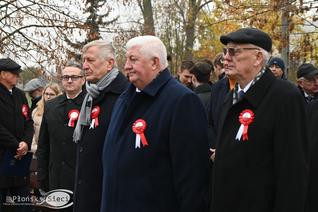 Płońszczanie pod pomnikiem Piłsudskiego