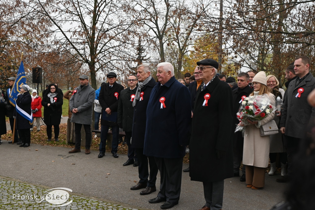 Płońszczanie pod pomnikiem Piłsudskiego