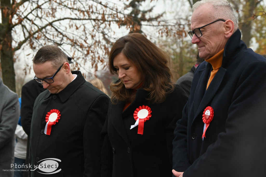 Płońszczanie pod pomnikiem Piłsudskiego