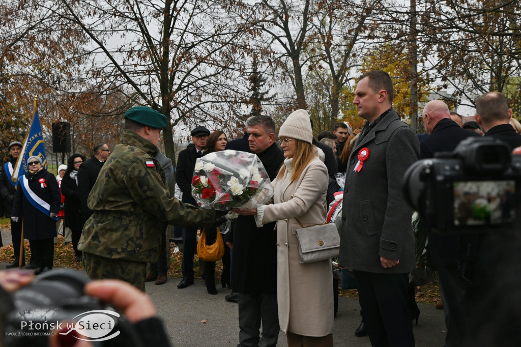 Płońszczanie pod pomnikiem Piłsudskiego