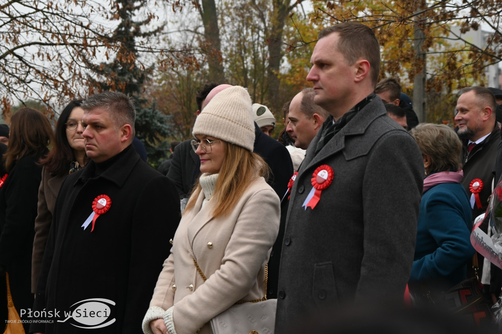 Płońszczanie pod pomnikiem Piłsudskiego