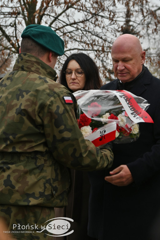 Płońszczanie pod pomnikiem Piłsudskiego