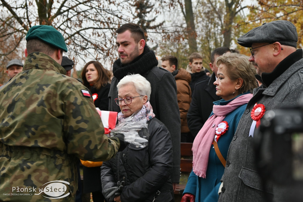 Płońszczanie pod pomnikiem Piłsudskiego