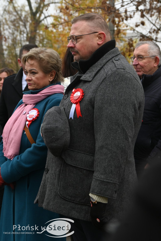 Płońszczanie pod pomnikiem Piłsudskiego