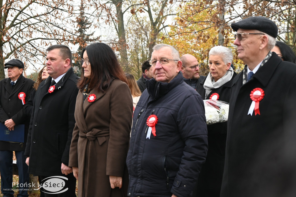 Płońszczanie pod pomnikiem Piłsudskiego