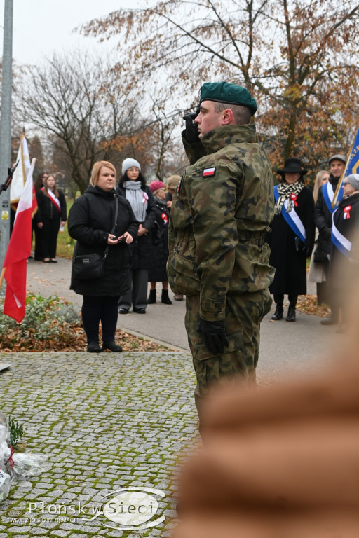 Płońszczanie pod pomnikiem Piłsudskiego