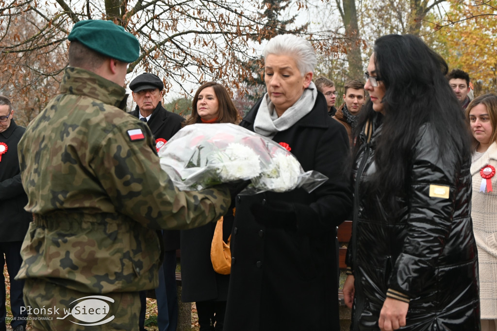 Płońszczanie pod pomnikiem Piłsudskiego