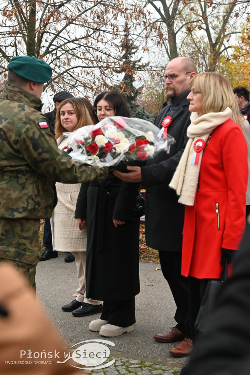 Płońszczanie pod pomnikiem Piłsudskiego