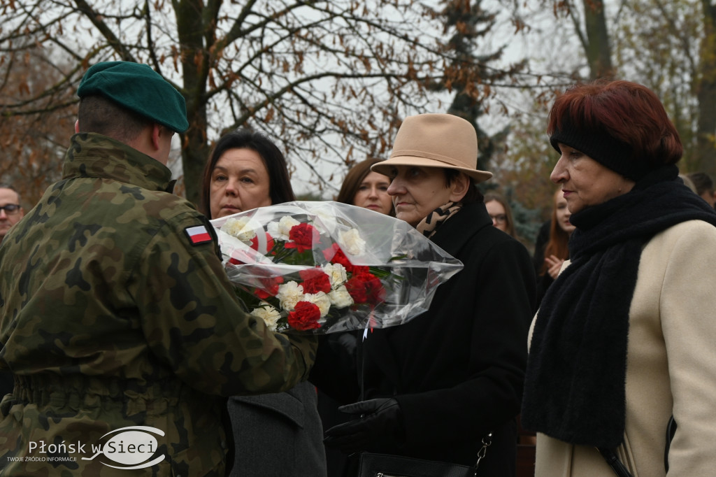 Płońszczanie pod pomnikiem Piłsudskiego