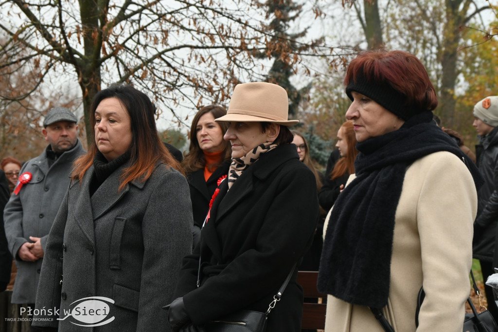 Płońszczanie pod pomnikiem Piłsudskiego