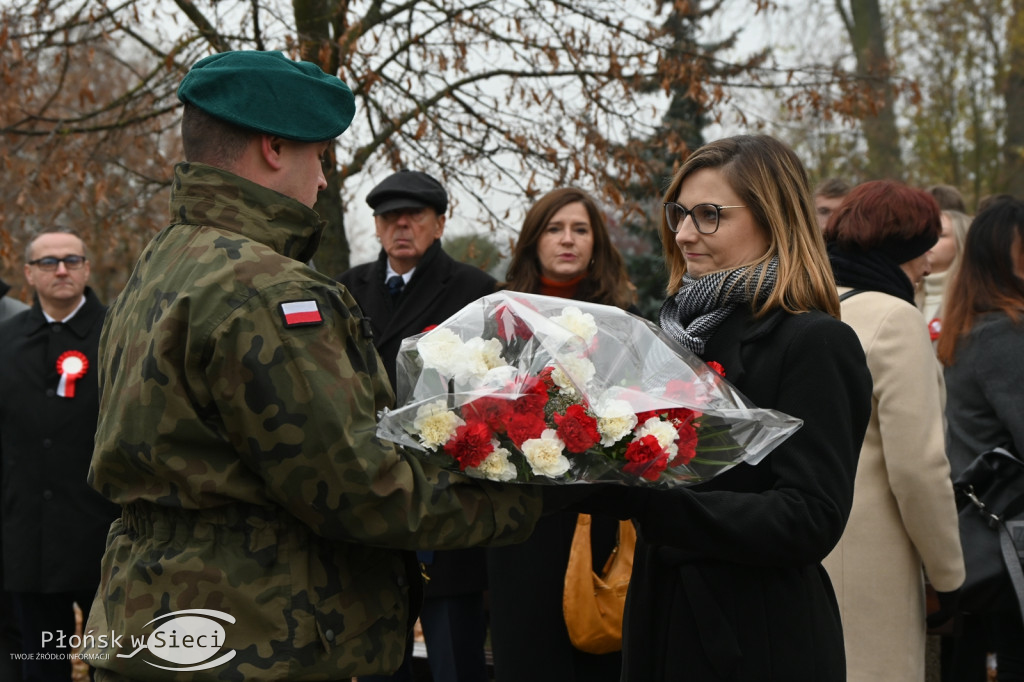 Płońszczanie pod pomnikiem Piłsudskiego