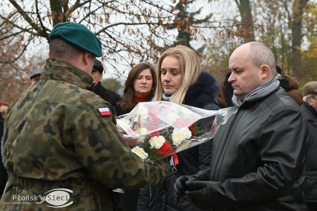 Płońszczanie pod pomnikiem Piłsudskiego