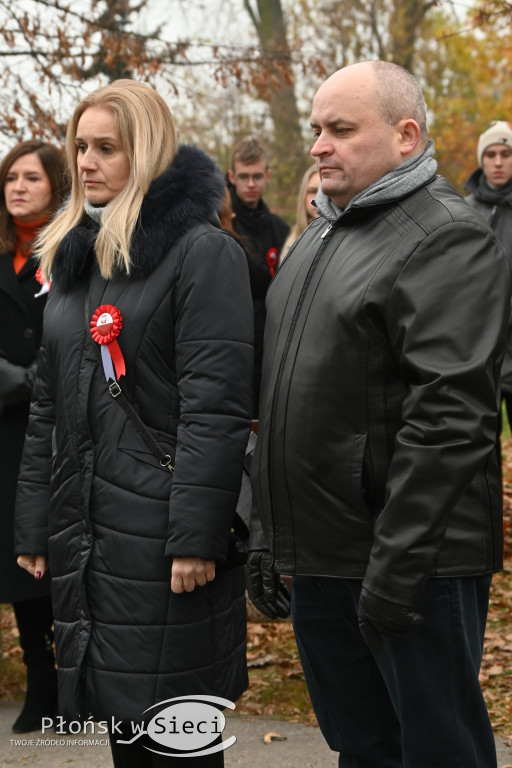 Płońszczanie pod pomnikiem Piłsudskiego