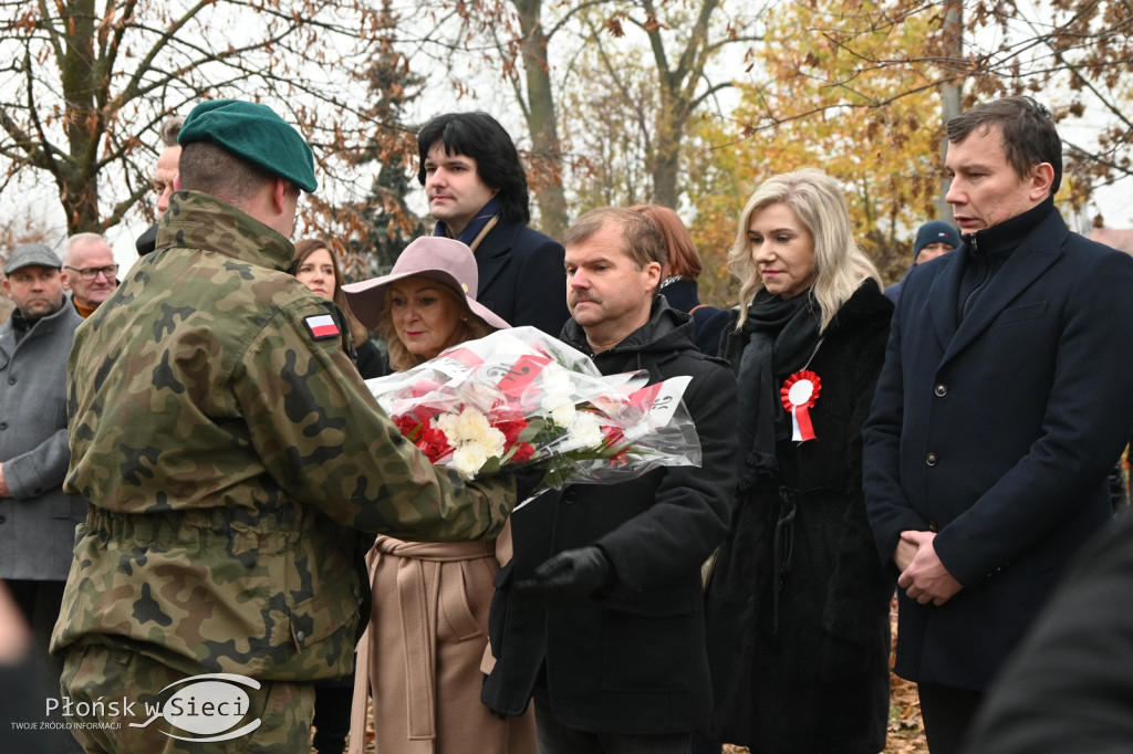 Płońszczanie pod pomnikiem Piłsudskiego