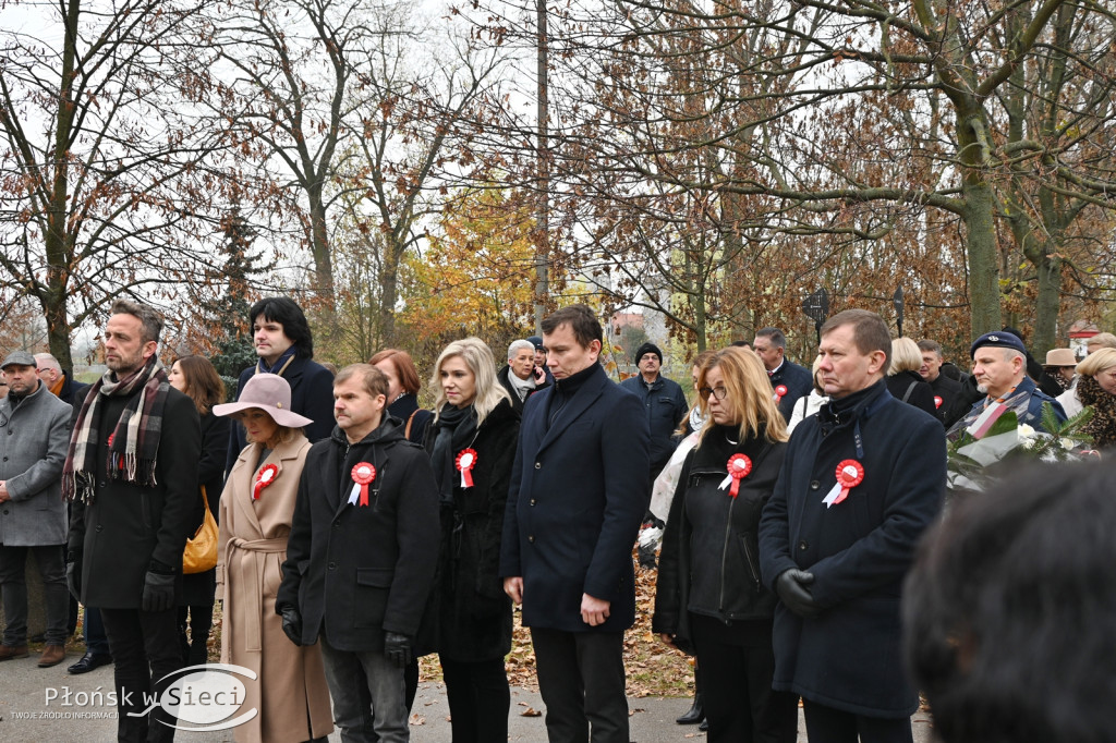 Płońszczanie pod pomnikiem Piłsudskiego