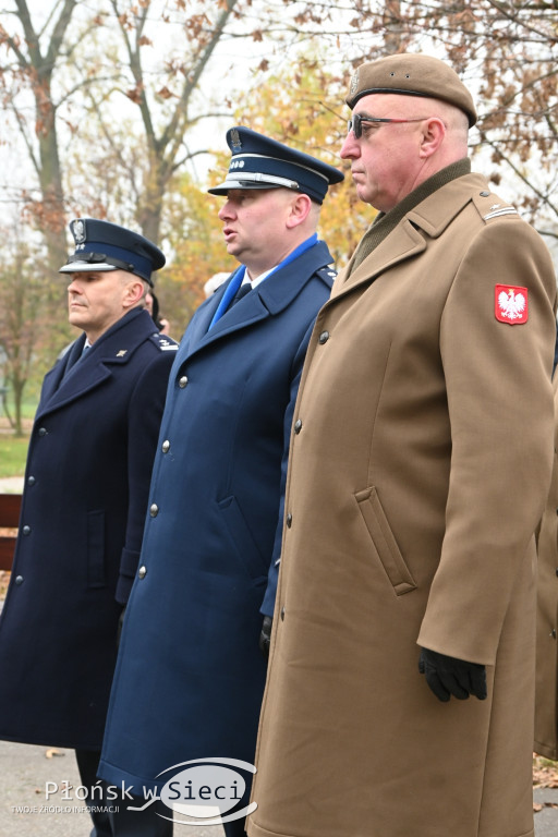 Płońszczanie pod pomnikiem Piłsudskiego