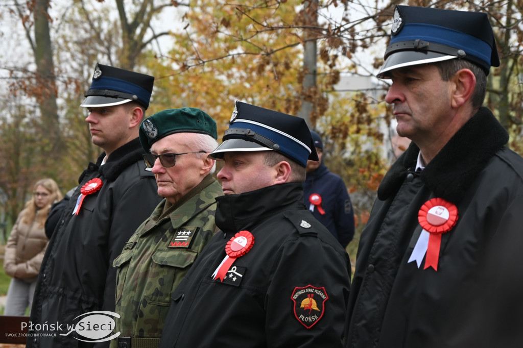 Płońszczanie pod pomnikiem Piłsudskiego