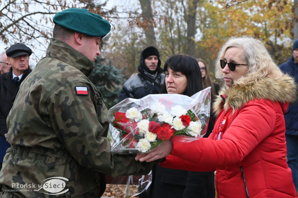 Płońszczanie pod pomnikiem Piłsudskiego