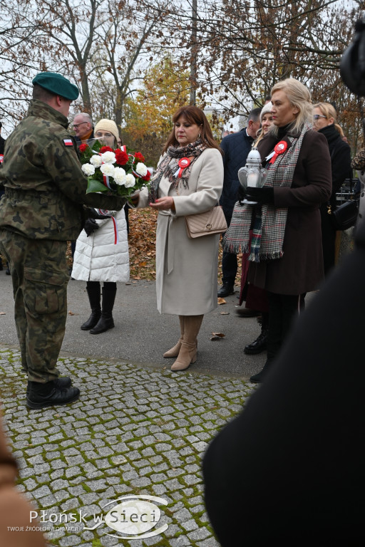 Płońszczanie pod pomnikiem Piłsudskiego