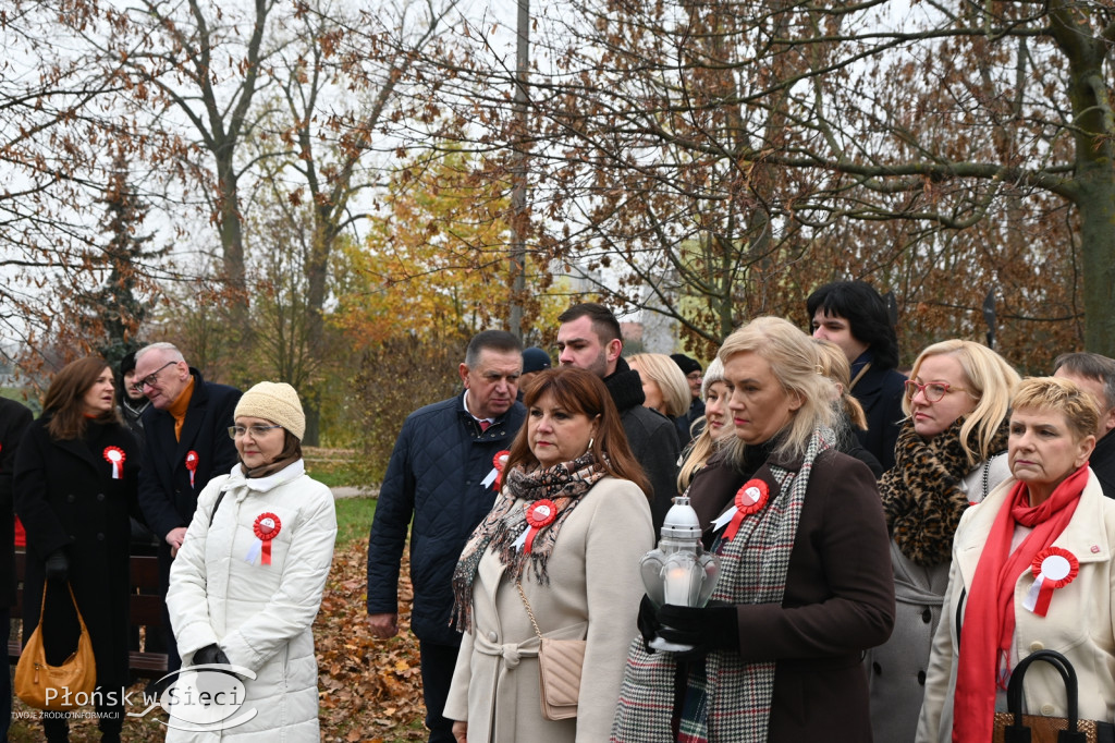 Płońszczanie pod pomnikiem Piłsudskiego