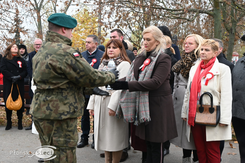 Płońszczanie pod pomnikiem Piłsudskiego