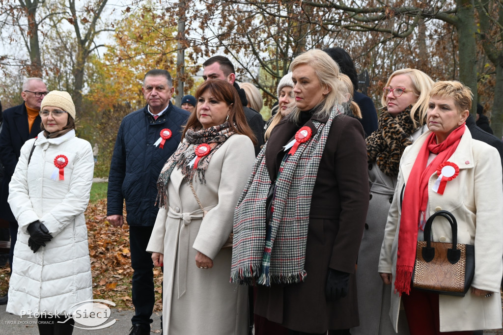 Płońszczanie pod pomnikiem Piłsudskiego