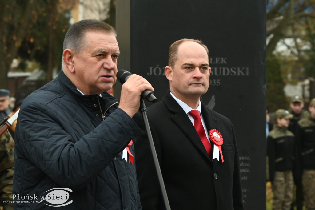 Płońszczanie pod pomnikiem Piłsudskiego