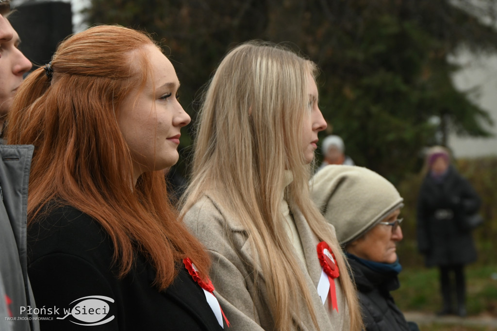 Płońszczanie pod pomnikiem Piłsudskiego