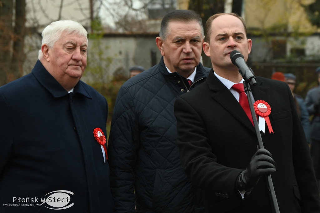 Płońszczanie pod pomnikiem Piłsudskiego