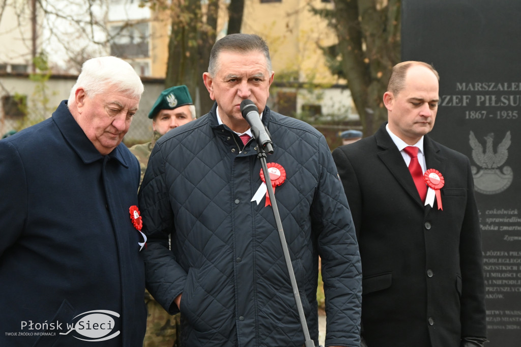 Płońszczanie pod pomnikiem Piłsudskiego